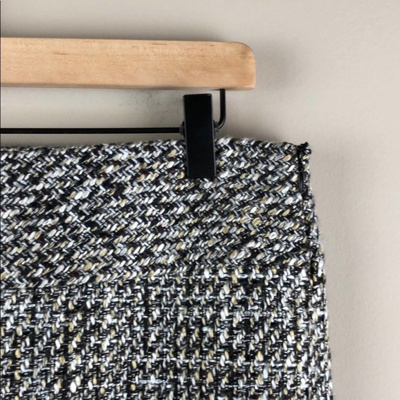 The Limited Woven Mini Skirt (10) - Picture 3 of 8